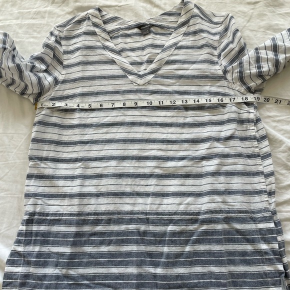 Eddie Bauer lightweight v-neck linen cotton blend quarter sleeve top | S - Picture 7 of 11